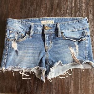 SALE🔥 Guess denim distressed jean short
